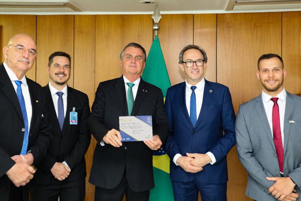 Capa Panosso entrega convite da Expofred ao presidente Bolsonaro