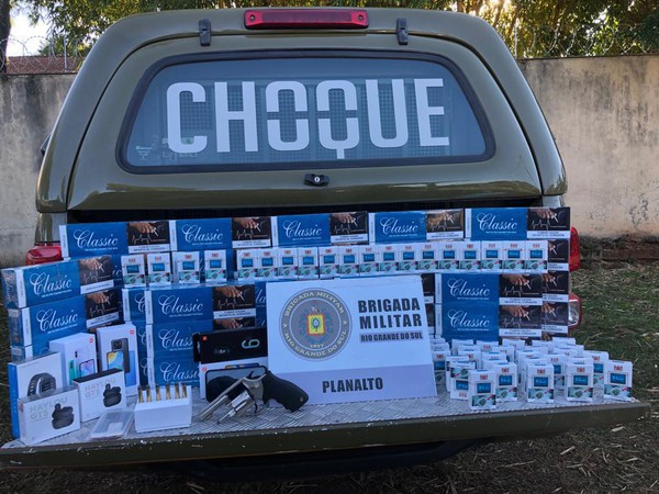 Capa BM apreende arma de fogo e cigarros contrabandeados em Planalto