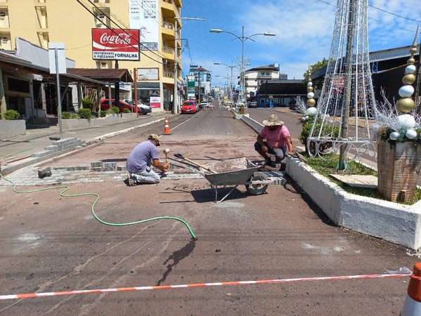 Capa FW: prefeitura instala faixa elevada na Arthur Milani