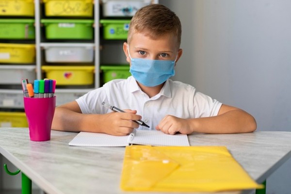 Capa Máscara a partir de 3 anos passa a ser exigida nas escolas do RS