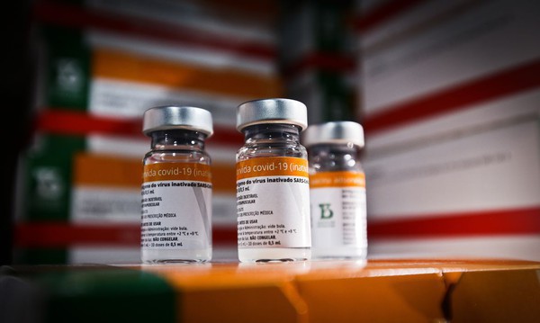 Capa Covid: Butantan começa produzir CoronaVac para crianças de 3 a 5 anos