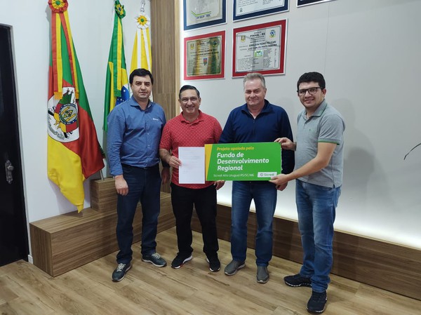 Capa Parceria entre Administração Municipal e Sicredi proporciona instalação de iluminação LED na Praça em Pinhal