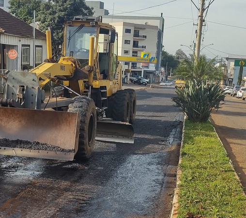 Capa Prefeitura realiza ações de melhorias do asfalto em vários pontos do município