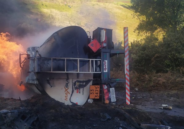 Capa Caminhão de combustível explode e duas pessoas morrem em SC