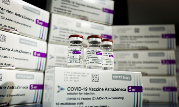 Capa Covid-19: vacina doada pelos Estados Unidos chegou hoje ao Brasil