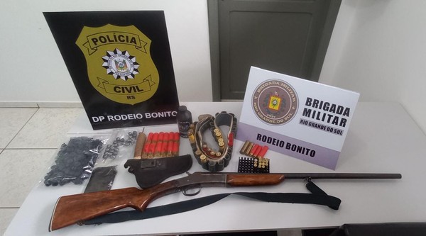 Capa BM e PC cumprem mandando de busca e apreensão em Cristal do Sul