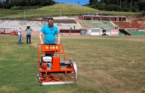 Capa União-FW realiza melhorias no gramado da Arena