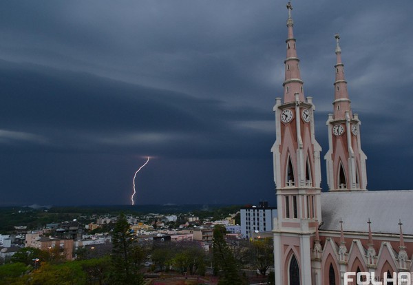 Capa Meteorologia alerta para muita chuva e chance de temporais no RS até sexta-feira