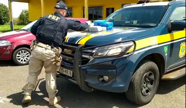 Capa PRF prende casal com 12 kg de drogas escondidas no painel do carro