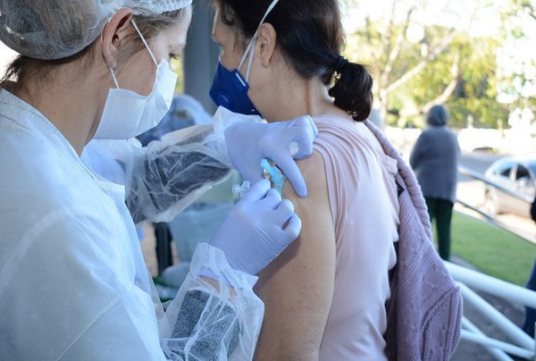 Capa FW: Saúde realiza vacina da gripe em empresas