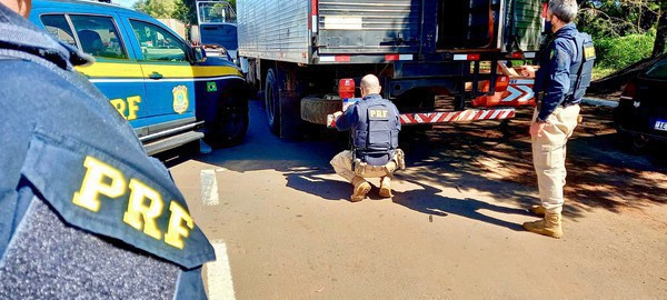 Capa PRF prende motorista com caminhão roubado com placas clonadas