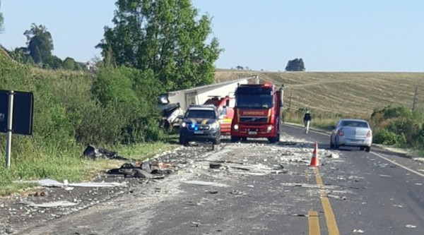 Capa PRF atende grave acidente entre caminhões
