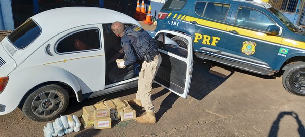 Capa PRF apreende Fusca com carga milionária de cocaína