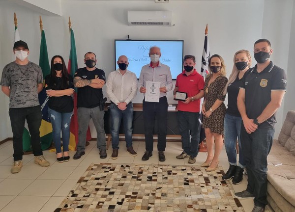 Capa Presidente da Creluz recebe honraria da Polícia Civil