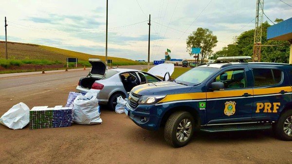 Capa PRF prende casal num carro carregado com milhares de maços de cigarros paraguaios em Seberi