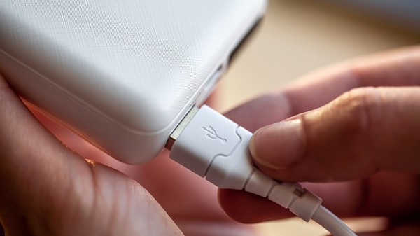 Capa Anatel faz consulta pública para padronizar carregadores de celular