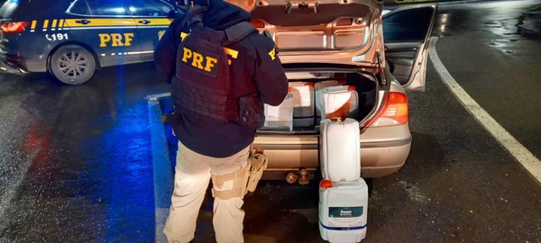 Capa PRF prende contrabandistas com cigarros e agrotóxicos