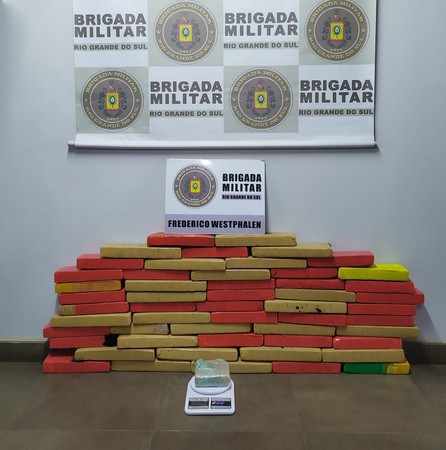 Capa Mulher é presa com 43 kg de maconha em FW