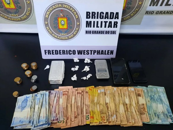 Capa Mais de R$ 6 mil são apreendidos com dupla presa por tráfico