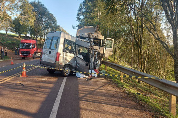 Capa Motorista de caminhão que colidiu em van na BR-386 teria dormido ao volante