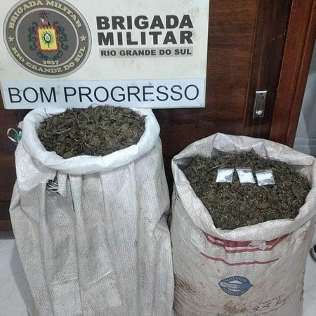 Capa BM apreende 21,7 Kg de maconha Skank em Tiradentes do Sul