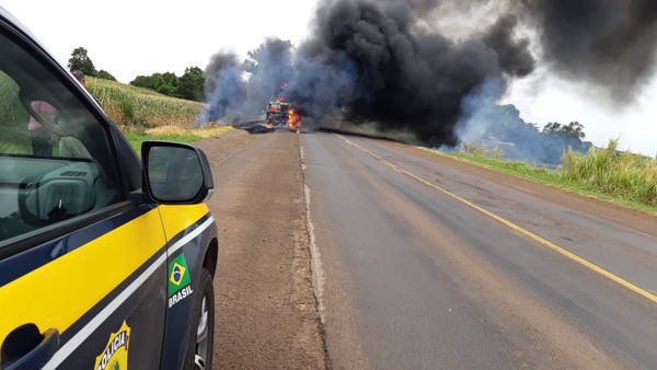 Capa PRF atende ocorrência de incêndio em carreta em Seberi