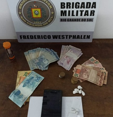 Capa 37°BPM apreende drogas em Frederico Westphalen