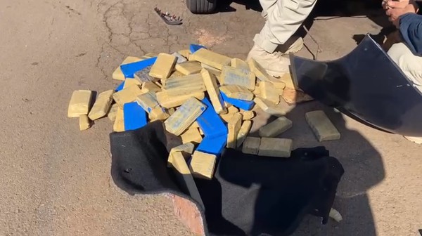 Capa PRF prende casal de paraguaios com 120 kg de maconha