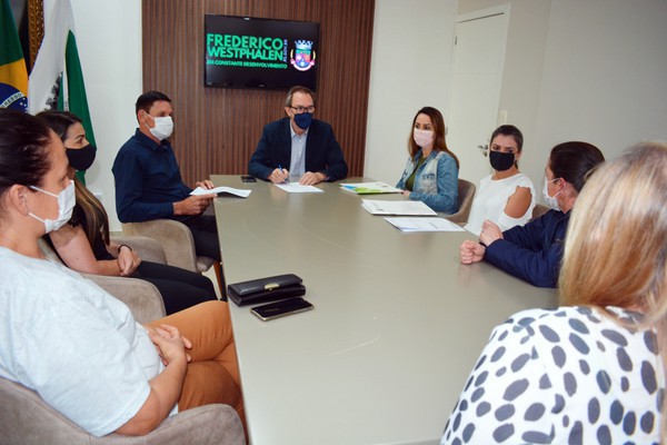 Capa Prefeito de FW autoriza repasses para agroindústrias