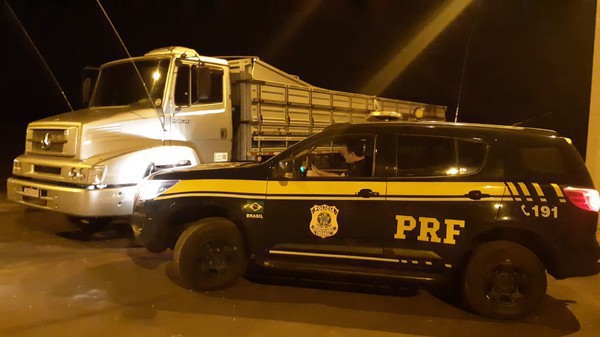 Capa PRF recupera caminhão furtado na BR-386