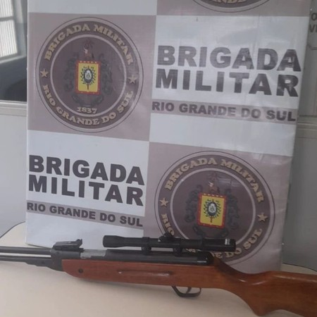 Capa Policiais do 3º BPChoq prendem homem por porte de arma