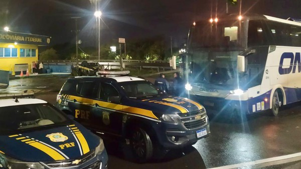 Capa Carga milionária de eletrônicos é encontrada em compartimento oculto de ônibus
