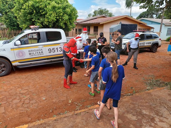 Capa Policiais entregam brinquedos e doces em Palmeira das Missões
