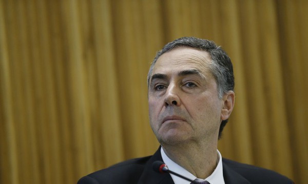 Capa Ministro do STF suspende aplicação do piso nacional da enfermagem