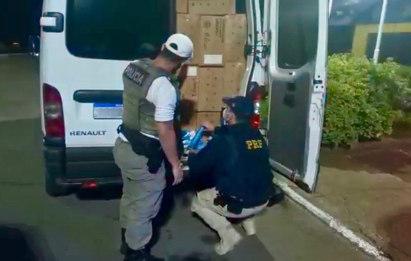 Capa PRF e BM apreendem carga de cigarros em van