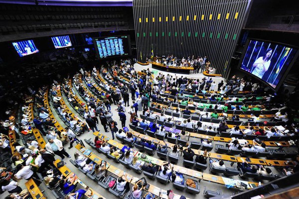 Capa Eleições: 497 dos 513 deputados federais são candidatos em 2022, aponta TSE