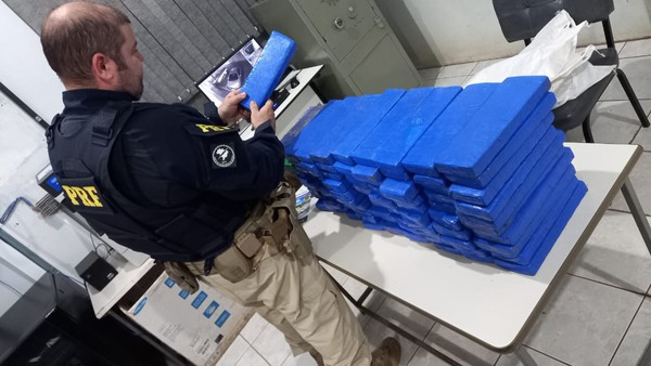 Capa PRF prende casal de traficantes em Bozano