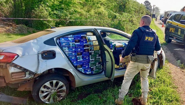 Capa PRF prende contrabandista com carga de cigarros paraguaios