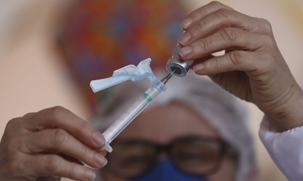 Capa Covid-19: País receberá este mês 35 milhões de doses a mais de vacina