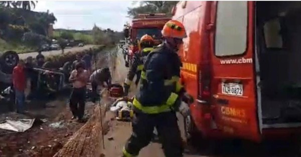 Capa Três pessoas ficam feridas em capotamento na Br 158