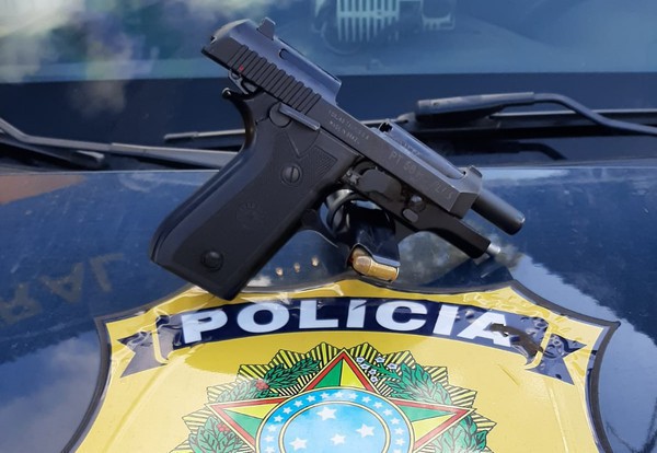 Capa PRF prende motorista com pistola roubada