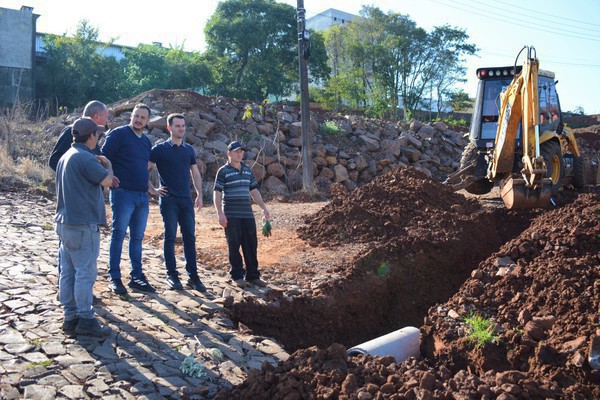 Capa FW: Prefeito em exercício visita obras no município