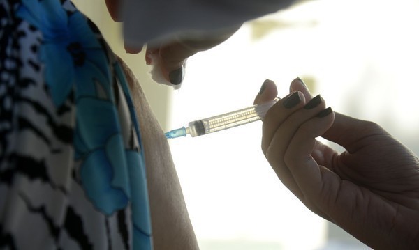 Capa Mais de 5,7 milhões de doses da vacina contra a covid-19 estão em atraso no Estado