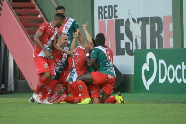 Capa Com gol no último minuto, União vence