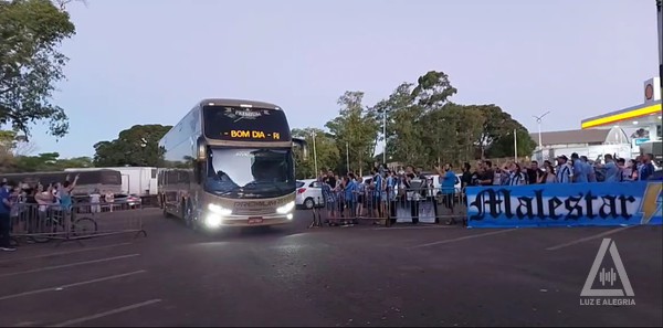 Capa Delegação do Grêmio chega em FW