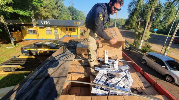 Capa PRF intercepta caminhão carregado com cigarros e prende contrabandista na BR 386
