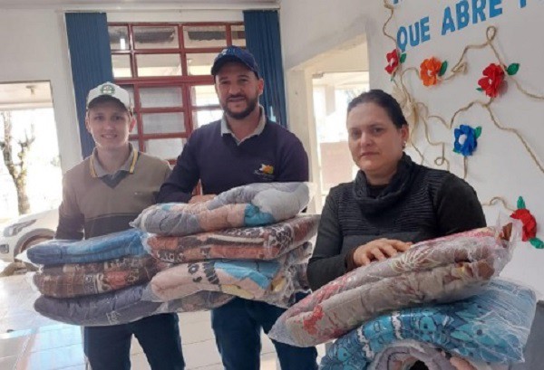Capa Vista Alegre: Suifarma e Sicredi realizam doações de roupas