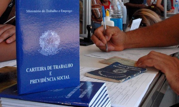 Capa Desemprego recua a 9,8% em maio e tem menor taxa para o trimestre desde 2015, diz IBGE