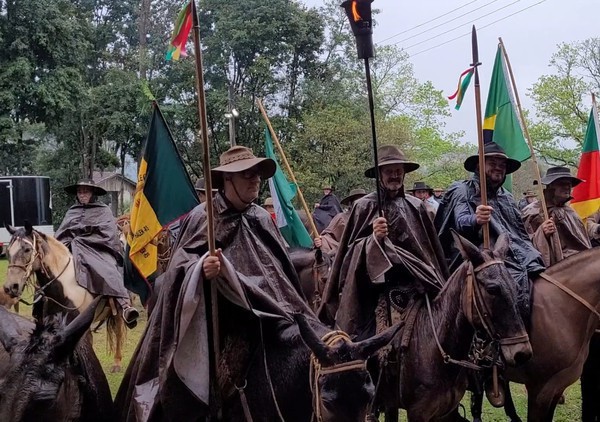 Capa Tradicionalistas recebem centelha da Chama Crioula