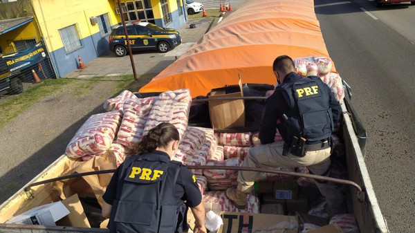 Capa Carreta com produtos importados é apreendida